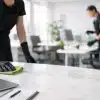 operaria-limpiando-mesa-en-oficina